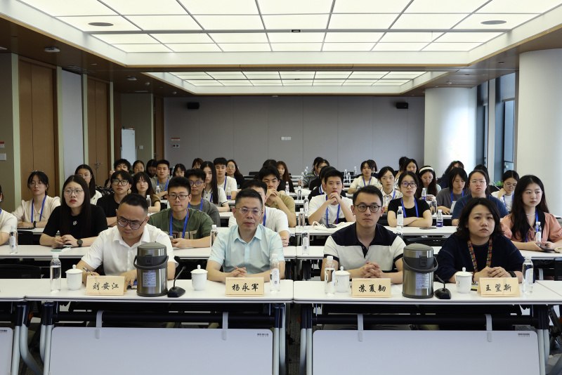 浙江大學經濟學院、國際聯合商學院全國優秀大學生夏令營到浙江東方參訪 劉安江（左一）楊永軍（左二）.jpg